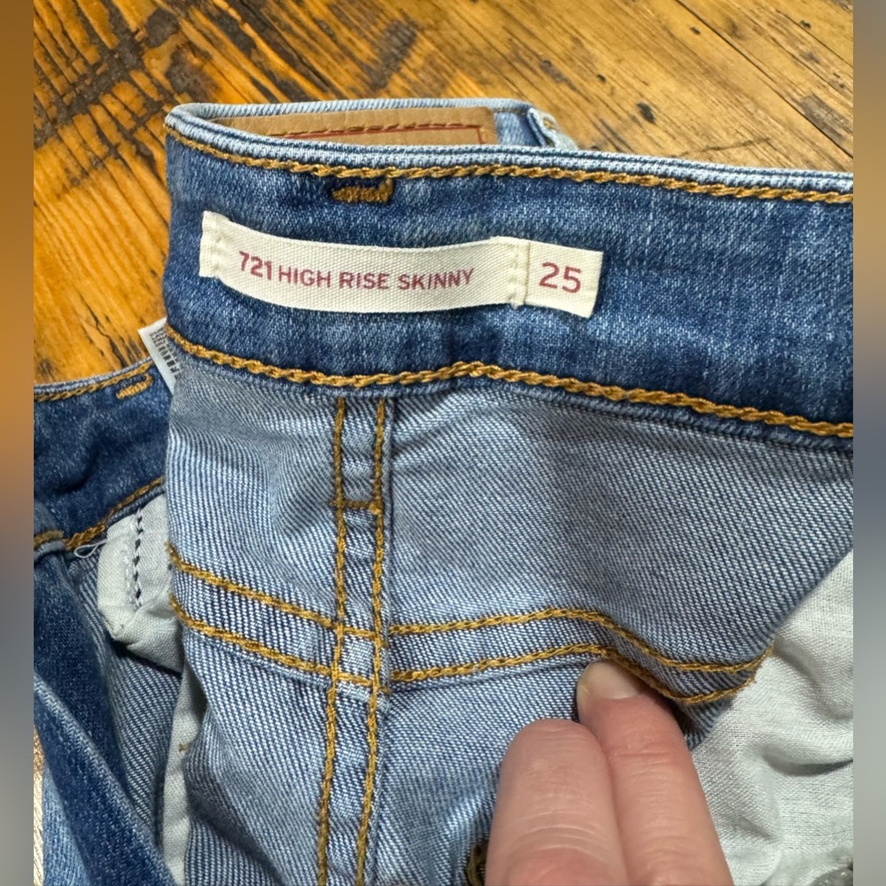 721 HIGH RISE SKINNY LEVIS WITH HOLES - Picture 10 of 13